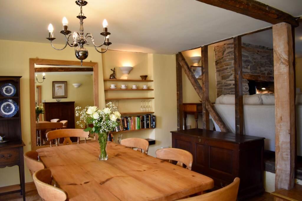 Cross Keys Cottage Holiday Let בישופס קאסל מראה חיצוני תמונה