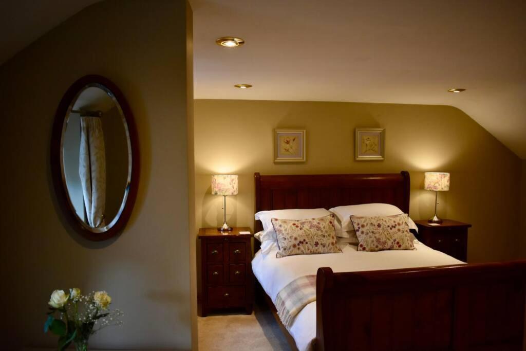 Cross Keys Cottage Holiday Let בישופס קאסל מראה חיצוני תמונה