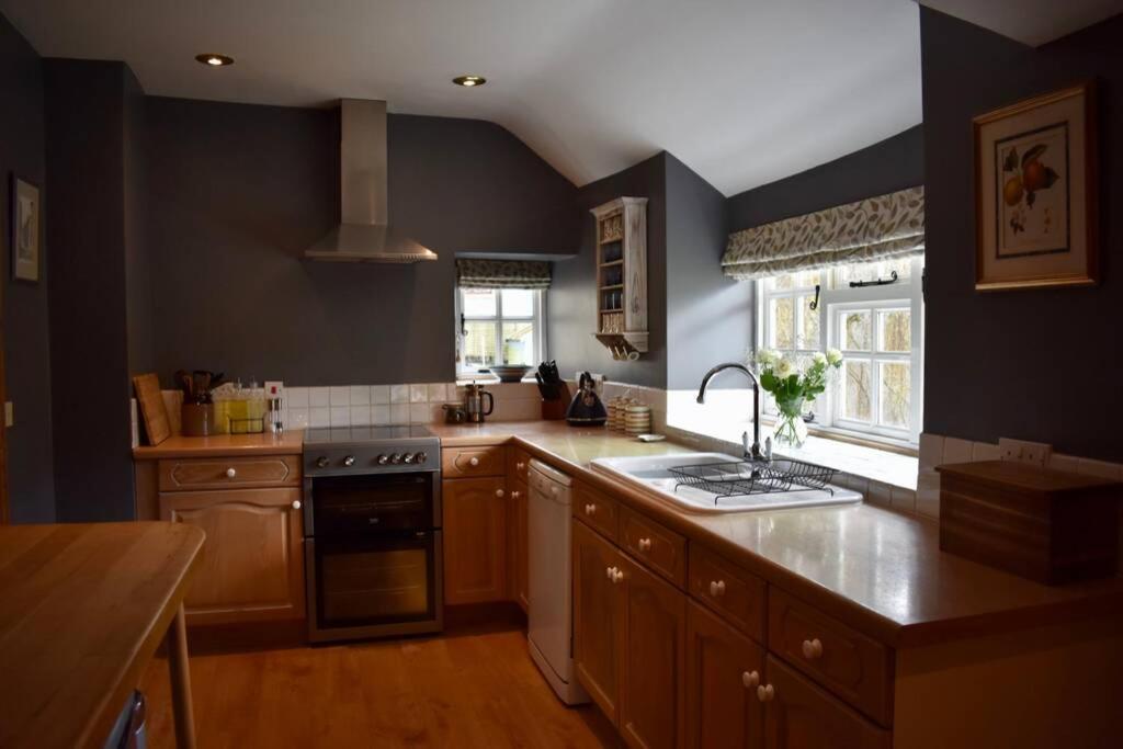 Cross Keys Cottage Holiday Let בישופס קאסל מראה חיצוני תמונה